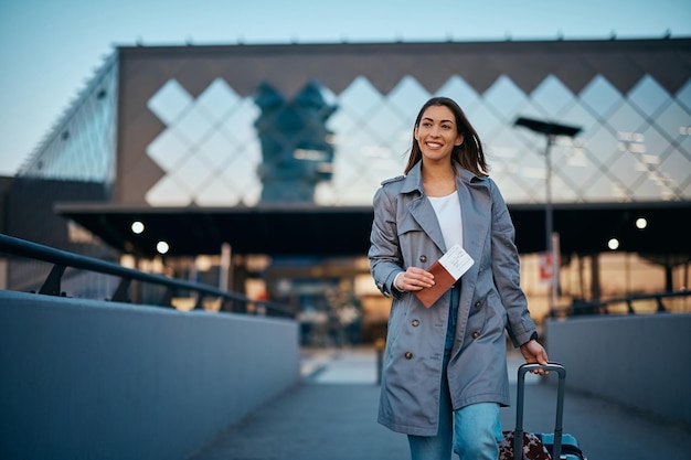 What to Wear on Long Haul Flight Woman: Comfy and Stylish Tips