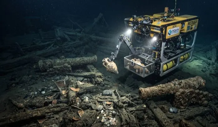 Deep-sea exploration vehicle capturing canons and debris of the Spanish galleon San José.